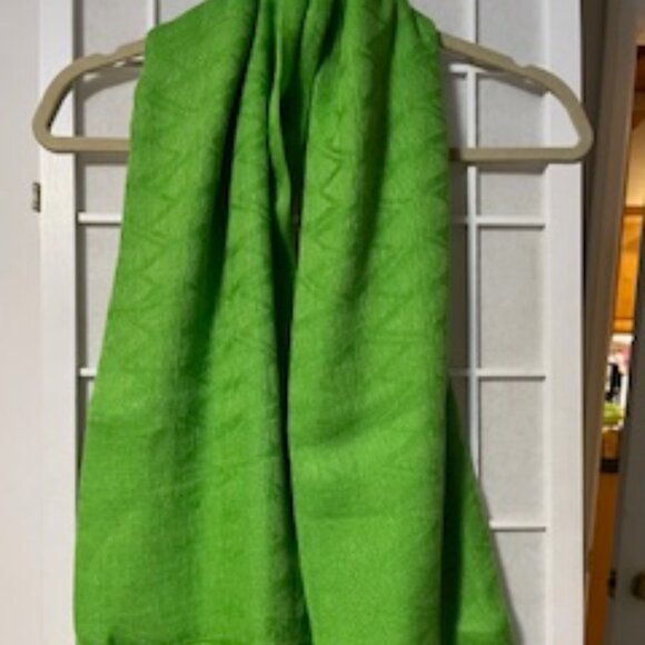 Almost New Michele Wang Bright Green Colored Wrap Scarf - Picture 2 of 7